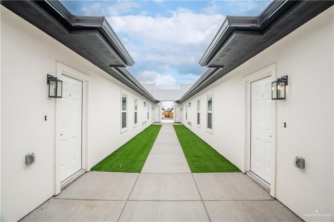 Building Photo - 31 Dragonfly St