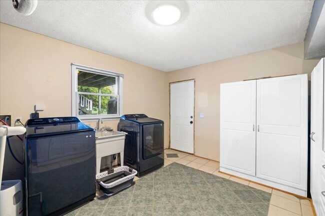Building Photo - Spacious Home with Amazing Fenced Yard in ...