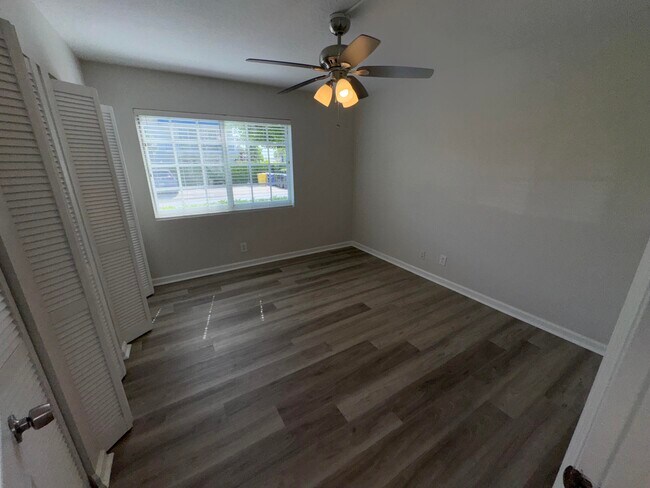 Building Photo - 102 N Lakeside Dr