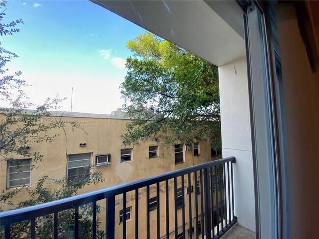 Building Photo - 435 SW 12th Ave