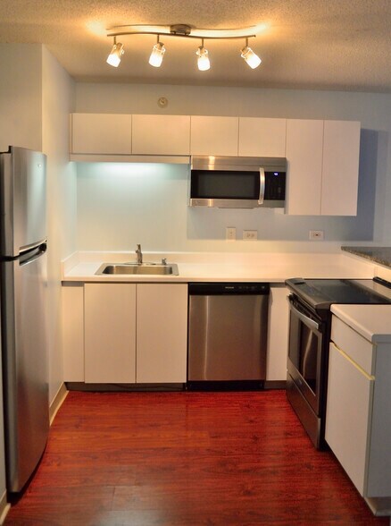 Building Photo - 2 E Erie St