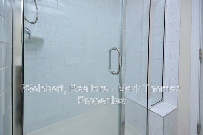 Building Photo - 409 Vassar Dr
