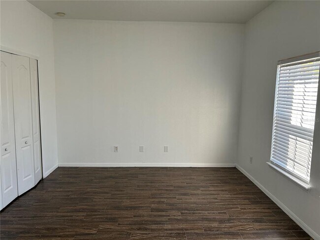 Building Photo - 10761 Garden Lily Dr