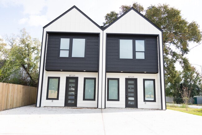 Primary Photo - 7129 Sidney St