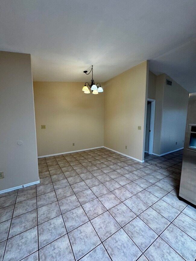 Building Photo - House For Rent