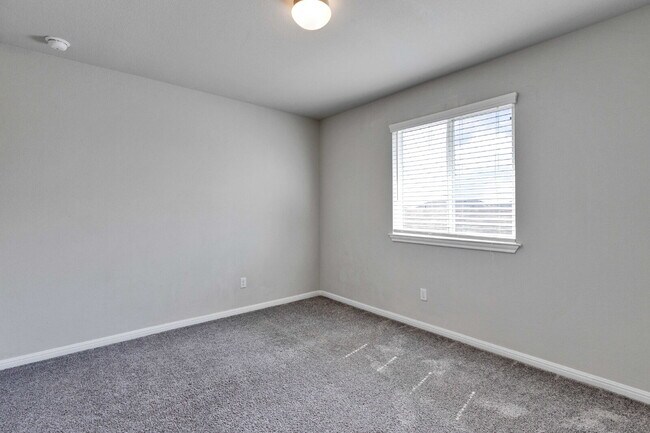 Building Photo - 3 Bedroom Home on Corner Lot - One Month FREE