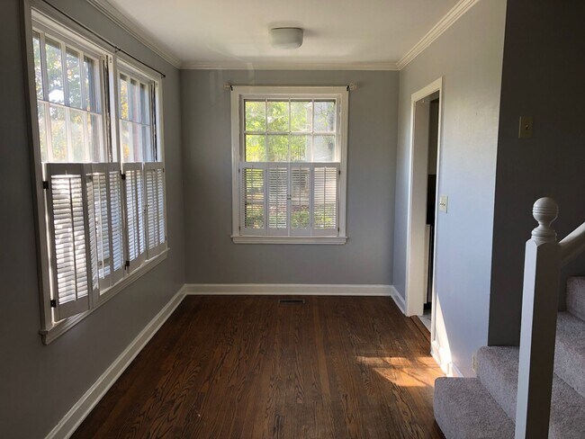 Building Photo - **RECENT $60,000+ RENOVATION ON THIS 4-BED, 3-BATH HOME IN PRIME WHITEBRIDGE NEIGHBORHOOD**