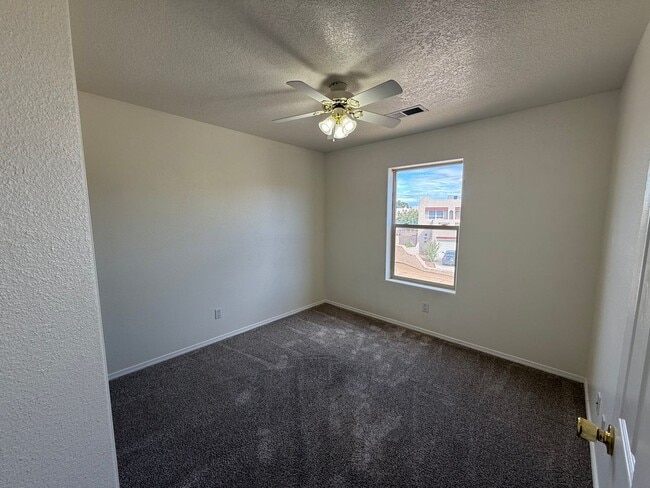 Building Photo - Charming 3-bedroom, 2.5-bathroom home