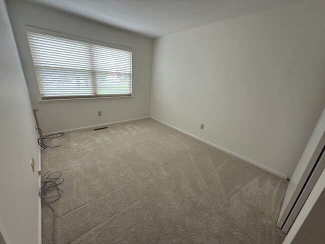 Building Photo - 3BR+BSMT Townhome (Tapestry) with COUNCIL ...