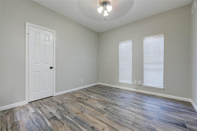 Building Photo - 9400 Doliver Dr