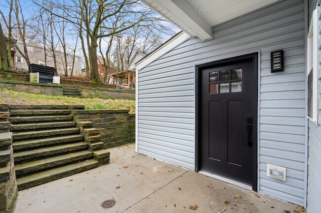 Building Photo - Beautifully Renovated 3 Bed/2.5 Bath Home in Mt Washington - Convenient Location