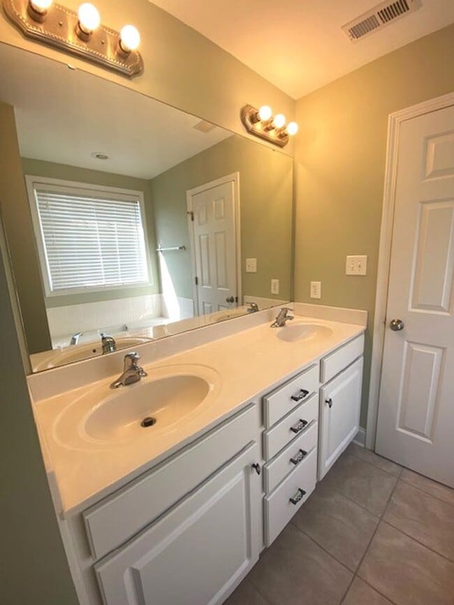 Building Photo - 4 Bedroom! Private Pool!