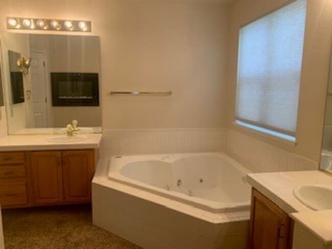 Building Photo - Single Family home located in Desirable Home Farms neighborhood