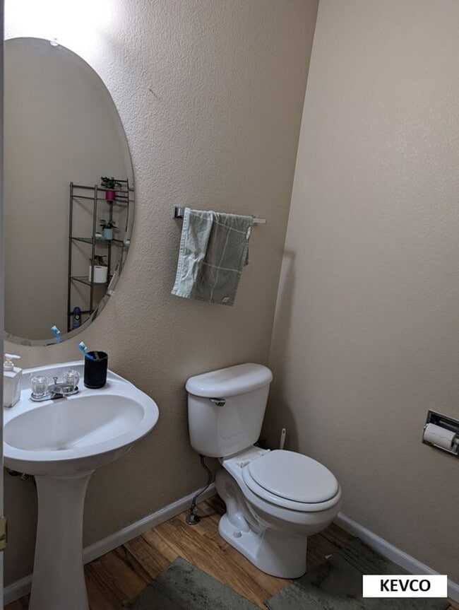 Building Photo - Bright Townhome Near Shopping and Food!