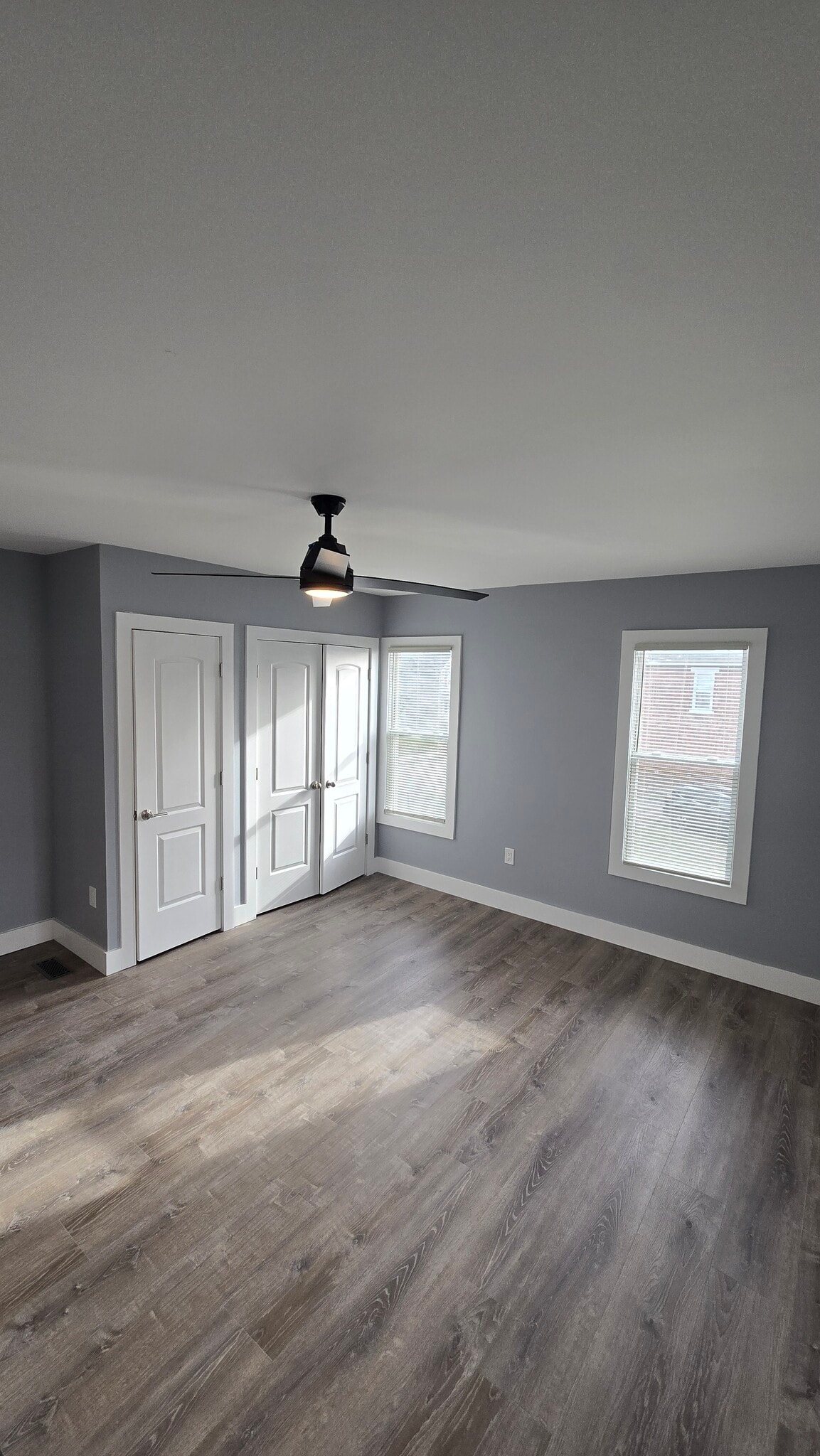 Building Photo - 594 E Sycamore St