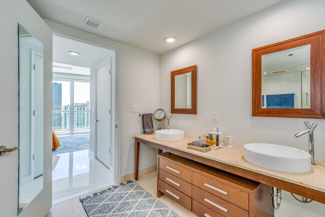 Building Photo - 495 Brickell Ave