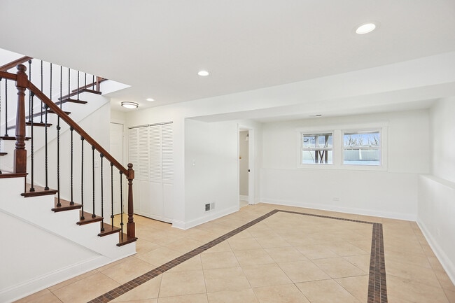 Building Photo - 5747 Allemong Dr