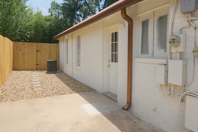Building Photo - 1005 W MLK - House