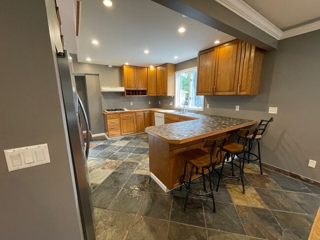 Building Photo - Nice Spacious 3 bd / 3 full bath and 2 hal...