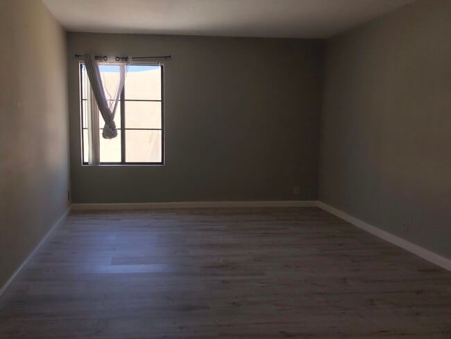 Building Photo - Dual master condo located in University Heights