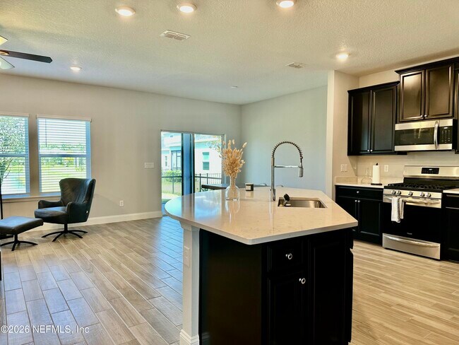 Building Photo - 124 Killarney Ave