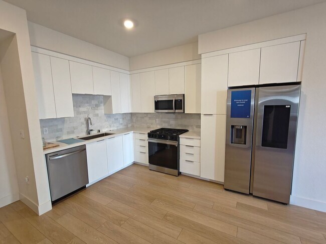 Building Photo - Luxury One-Bedroom Condo for Lease