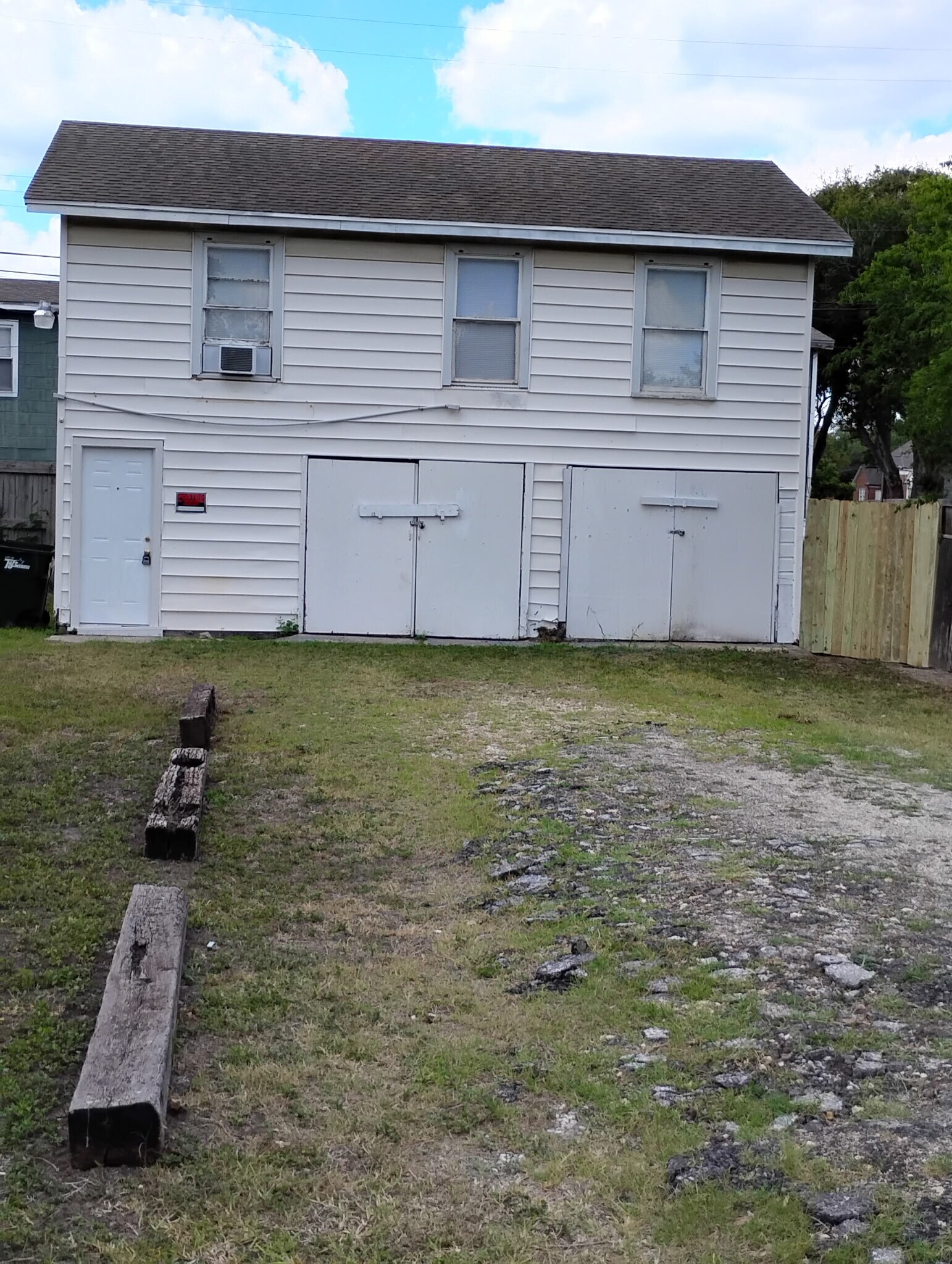 Building Photo - 221 Tutt Ave