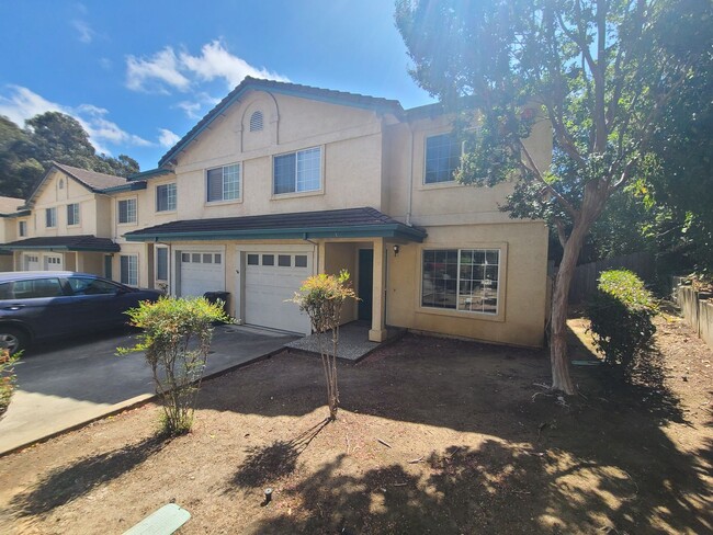 Building Photo - Charming 2 Bedroom Townhouse in Castro Val...