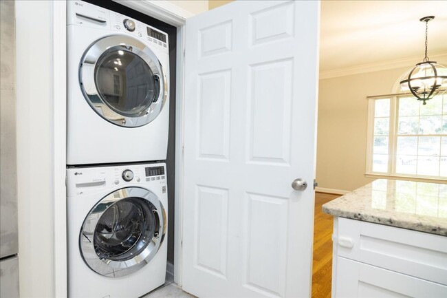 Building Photo - Spacious 4/3.5 in Highly Sought-After Buck...