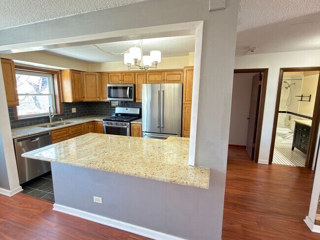 Building Photo - Spacious 2 bedroom, 1 bathroom condo apartment on third floor