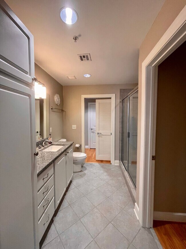 Building Photo - Beautiful 1 bedroom condo with amenities galore!