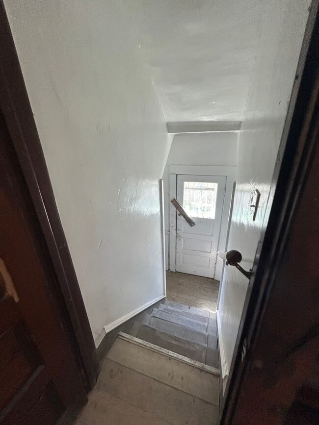 Building Photo - SECTION 8 and EDEN Accepted! Spacious with 6 Br!