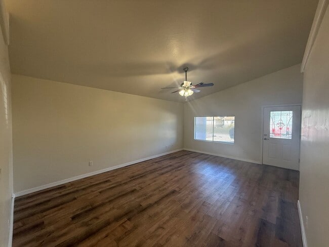 Building Photo - 3 Bedroom 2 Bathroom Home