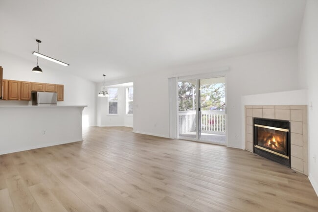 Building Photo - Great Two Bedroom Condo with Garage - Move In Special