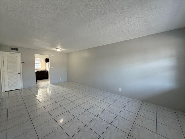 Building Photo - 874 SW 10th Dr