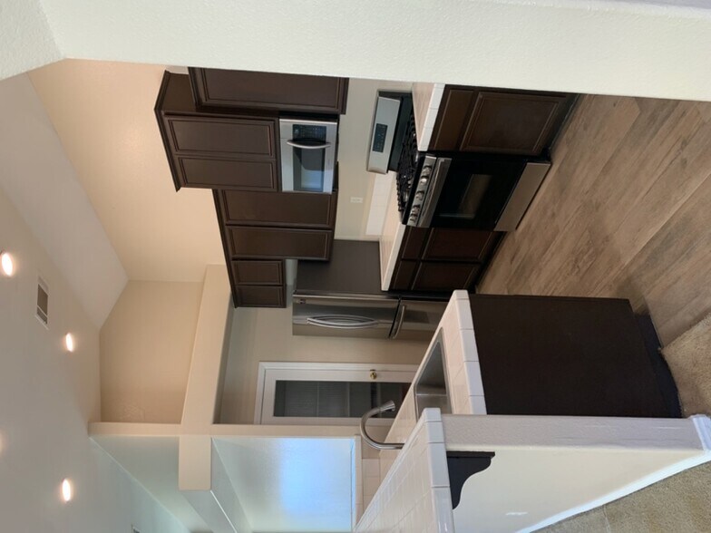 Building Photo - 9219 Canyon View Ave