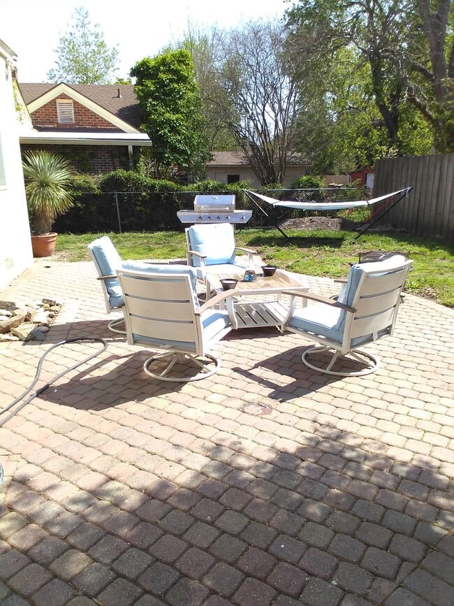 Building Photo - 707 Columbus Dr