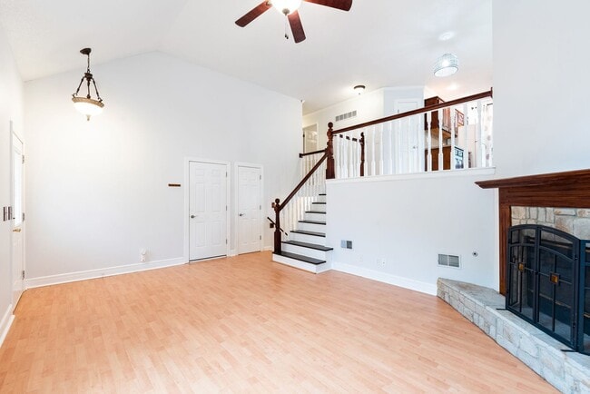 Building Photo - 4 Bed home in Olathe- Quick access to I-35