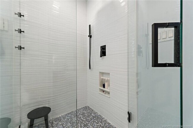 Building Photo - 310 SE Denver Ave