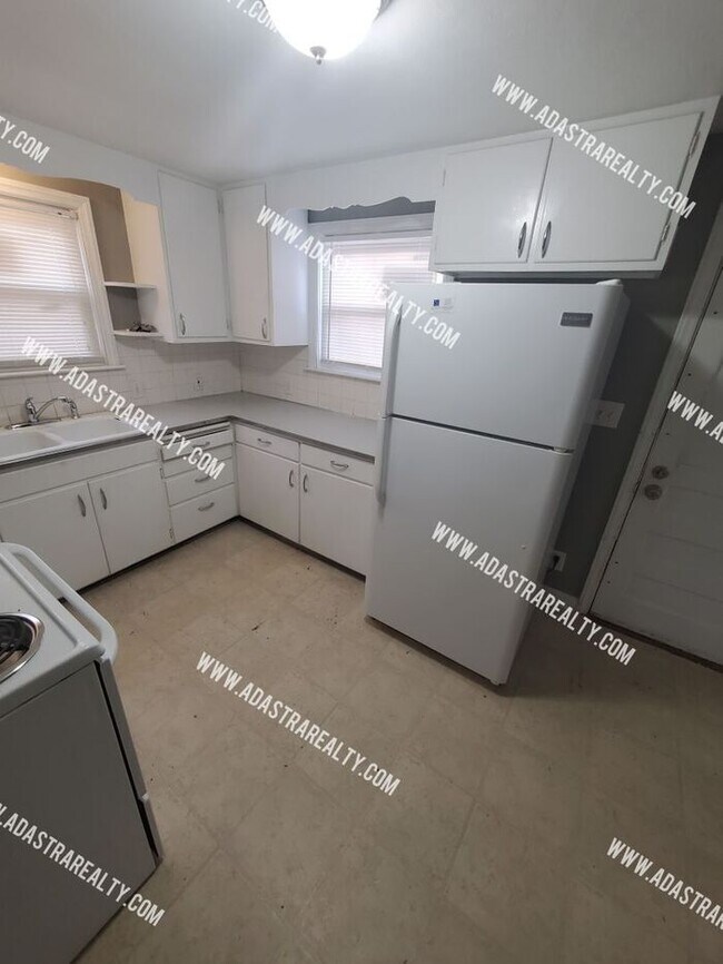 Building Photo - Spacious Raytown Home-Available NOW!!