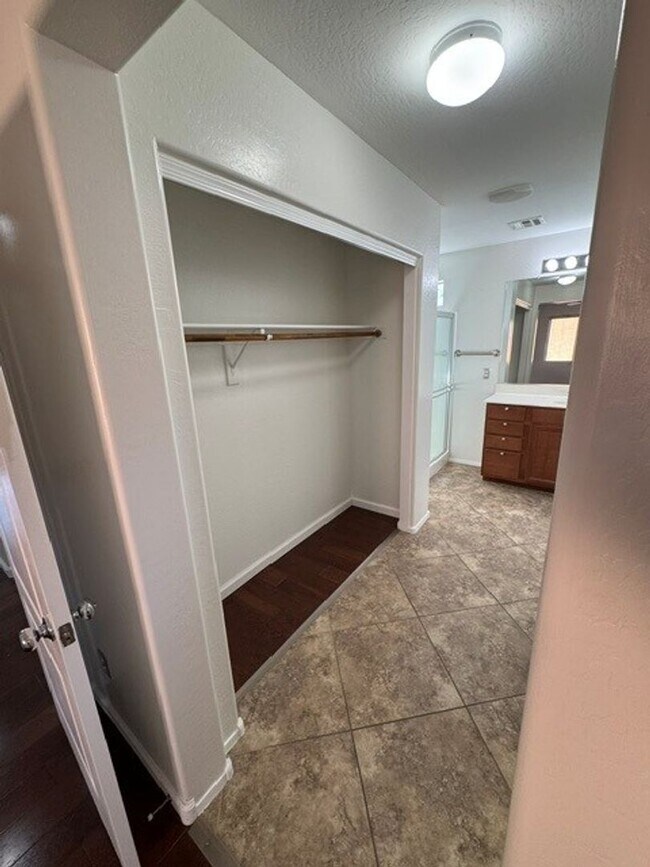 Building Photo - **STUNNING 3 BEDROOM/2.5 BATHROOM HOUSE IN LOCATED IN LYONS GATE (RAY & HIGLEY)**