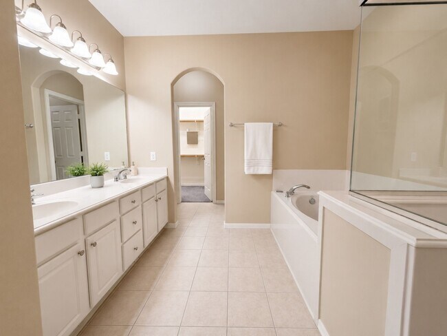 Building Photo - 2409 Deerwood Ct
