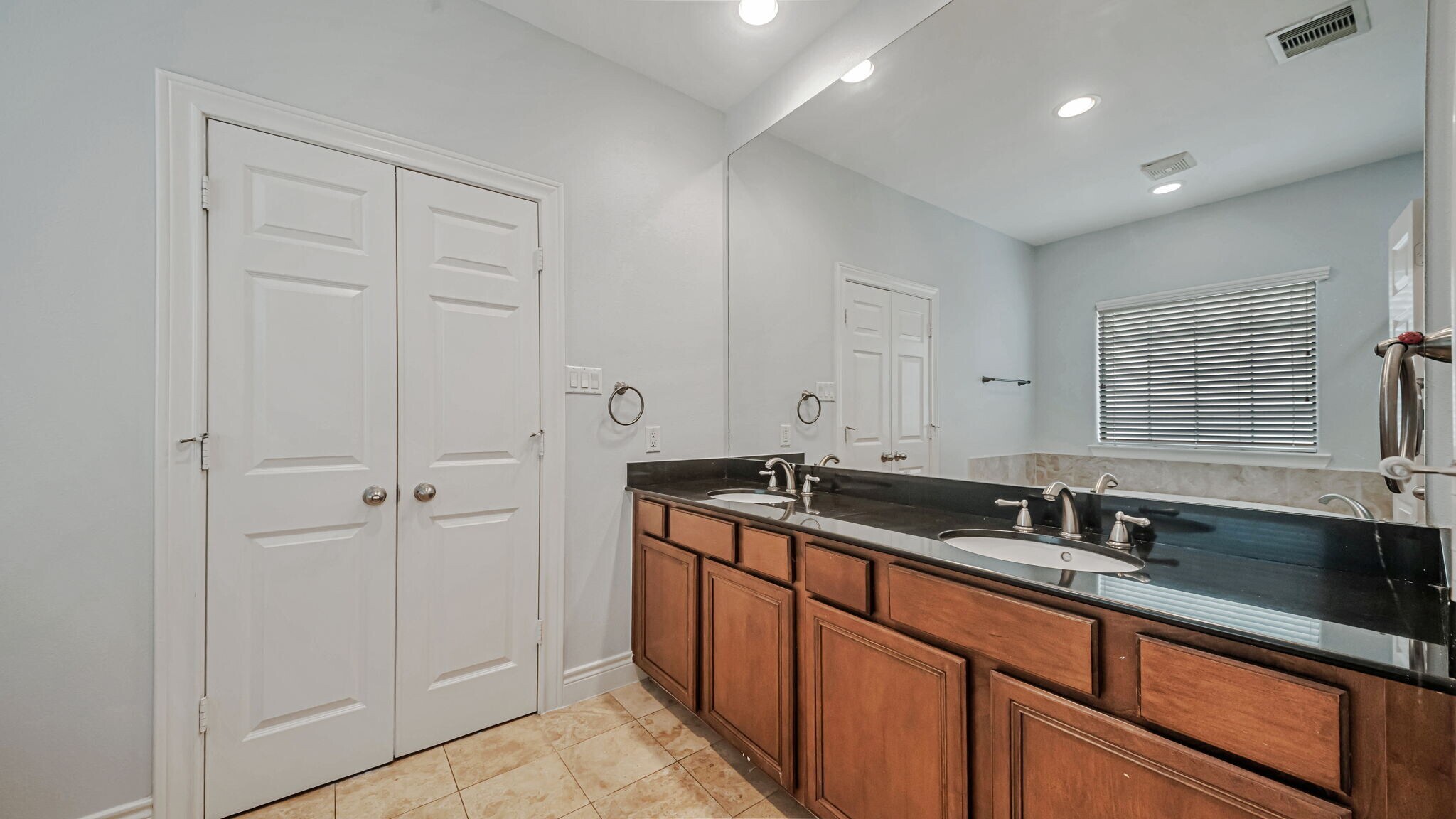 Building Photo - 9134 Lakes At 610 Dr