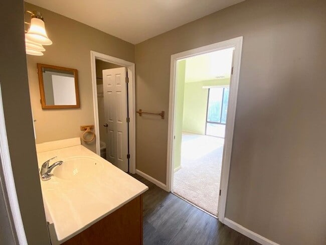 Building Photo - Two Bedroom Condo on 2nd Floor