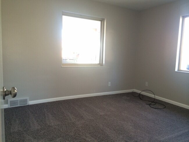 Building Photo - 2320 E Lambourne Ave