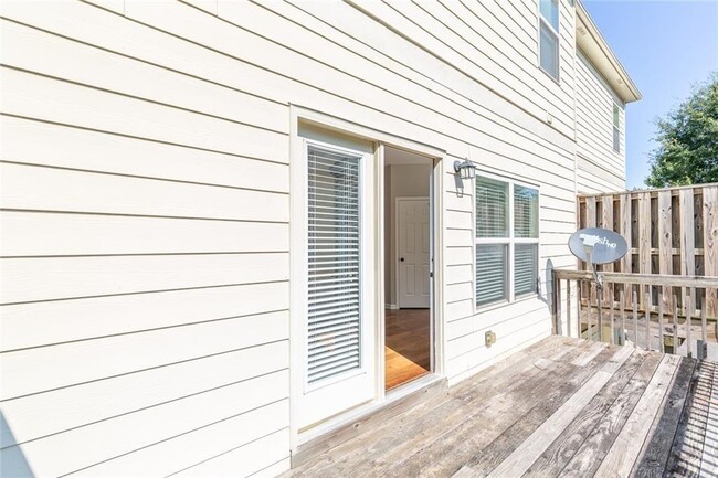 Building Photo - 860 Riverdance Dr NW