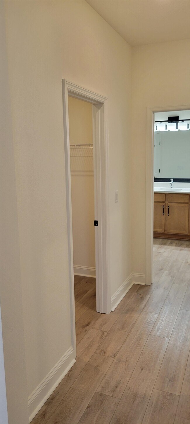 Building Photo - 214 Santos Ln