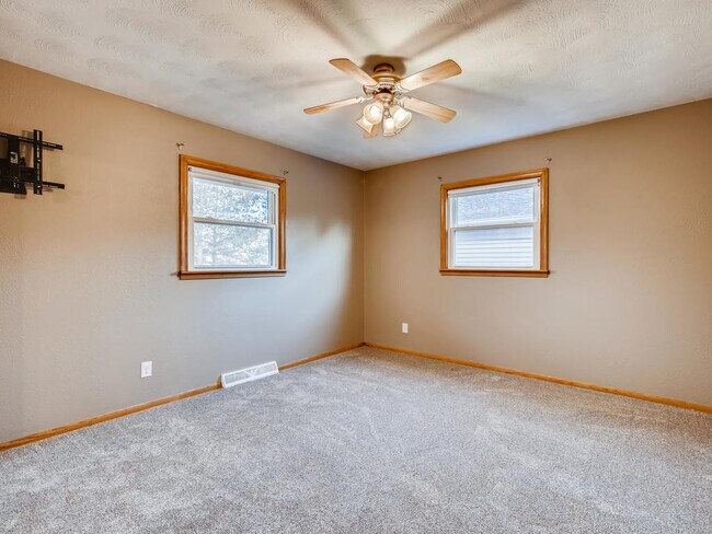 Building Photo - 3328 Kraft Cir N