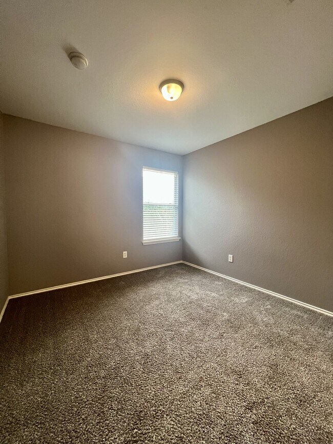 Building Photo - 9411 Rainbow Creek