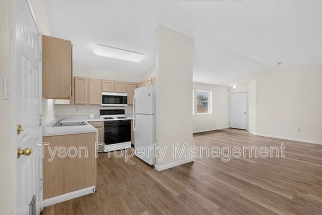 Building Photo - 328 Escena Pl SE